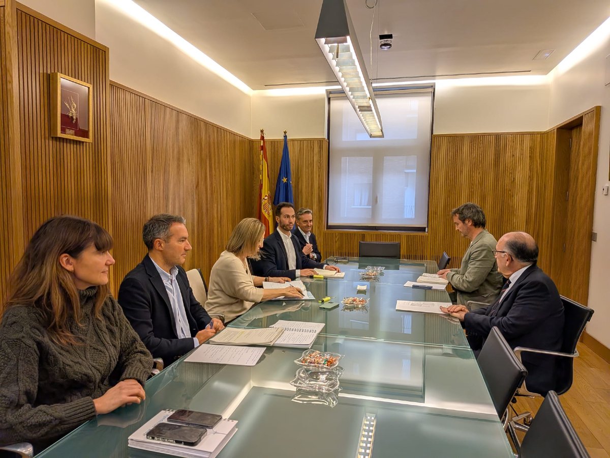 📍 Reunión de la #CHD con la dirección general de Infraestructuras de <a href="/jcyl/">Junta de Castilla y León</a> para abordar asuntos relacionados con el agua

📍 Estuvieron al frente, la presidenta <a href="/MariaJesusLafu1/">Maria Jesus Lafuente Molinero</a> y el director general José Manuel Jiménez

#somosduero #cuidamoselagua