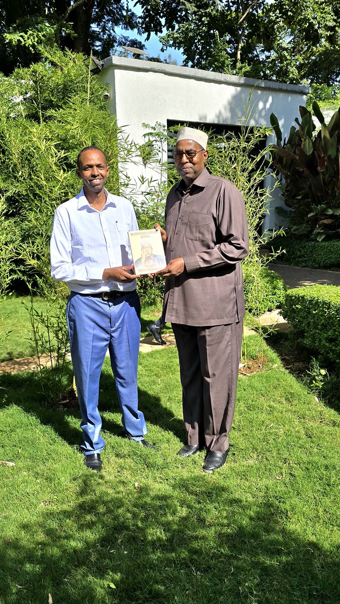 abdiazizelmi's tweet photo. Honoured to attend the launch of BAADIGOOBKII NABADDA GEESKA last week and to meet @AMB_Affey again today. His insights and passion truly shine through the book. A powerful and inspiring read — highly recommended! https://t.co/ddSqYNwhM8
