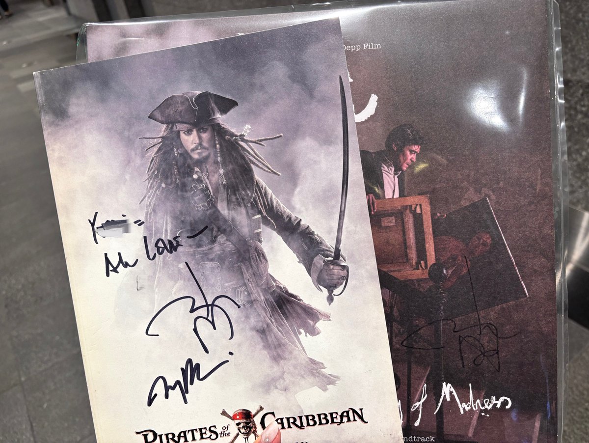 yolice_221B's tweet photo. ジョニーとお話したあと"You're very kind🙏🏻"って言ってくれてこの辺りから記憶がないんだけど、終わったあともらったサインみたら名前と"All loves"ってメッセージ書いてくれてて…… 未だに理解追いついてなくて無理すぎる https://t.co/fhNBNFaMoz