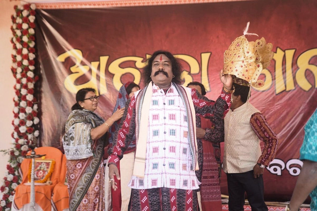 dhanuyatra_bgh's tweet photo. ୭୮ତମ ବିଶ୍ୱ ପ୍ରସିଦ୍ଧ ବରଗଡ଼ ଧନୁଯାତ୍ରା ପାଇଁ ଆରମ୍ଭ ହୋଇଛି ଆଖଡ଼ା। ବରଗଡ଼ର ଅତିରିକ୍ତ ଜିଲ୍ଲାପାଳ ତଥା ଧନୁଯାତ୍ରା ମହୋତ୍ସବ ସମିତିର ଉପସଭାପତି ଶ୍ରୀ ମହେନ୍ଦ୍ର ମହାପାତ୍ର ଏହାର ଶୁଭାରମ୍ଭ କରିଛନ୍ତି। ବରଗଡ଼ ସହରର କଲ୍ୟାଣ ମଣ୍ଡପଠାରେ କରାଯାଇଥିବା ଆଖଡ଼ା ଶାଳାରେ ଧନୁଯାତ୍ରାର ସମସ୍ତ କଳାକାରମାନେ ଉପସ୍ଥିତ ରହି ଅଭ୍ୟାସ କରୁଛନ୍ତି। https://t.co/v0uc78eBhq