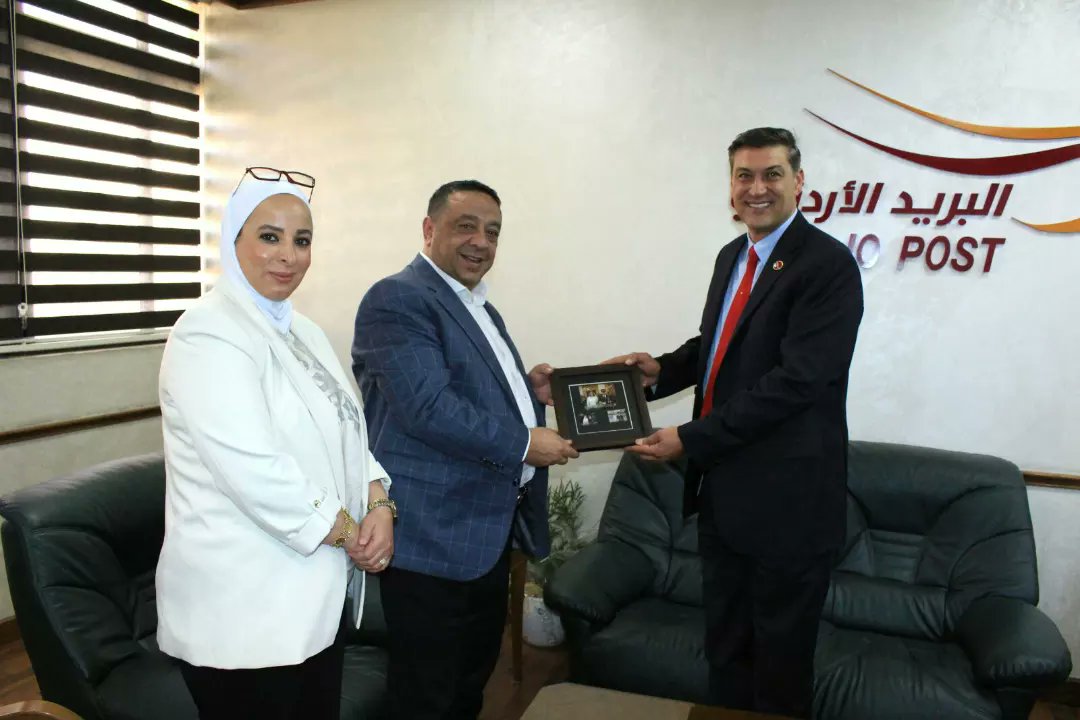 JordanPostCo's tweet photo. الداوود  يستقبل مدير عام قناة المملكة. 

إستقبل رئيس مجلس إدارة البريد الأردني، سامي كامل الداوود  اليوم الثلاثاء مدير عام قناة المملكة جعفر الزعبي بحضور مدير عام البريد الأردني هنادي الطيب حيث جرى خلال اللقاء استعراض أوجه التعاون وسبل تعزيز الشراكة الإستراتيجية بين الجانبين . https://t.co/zCBlvt9oMh