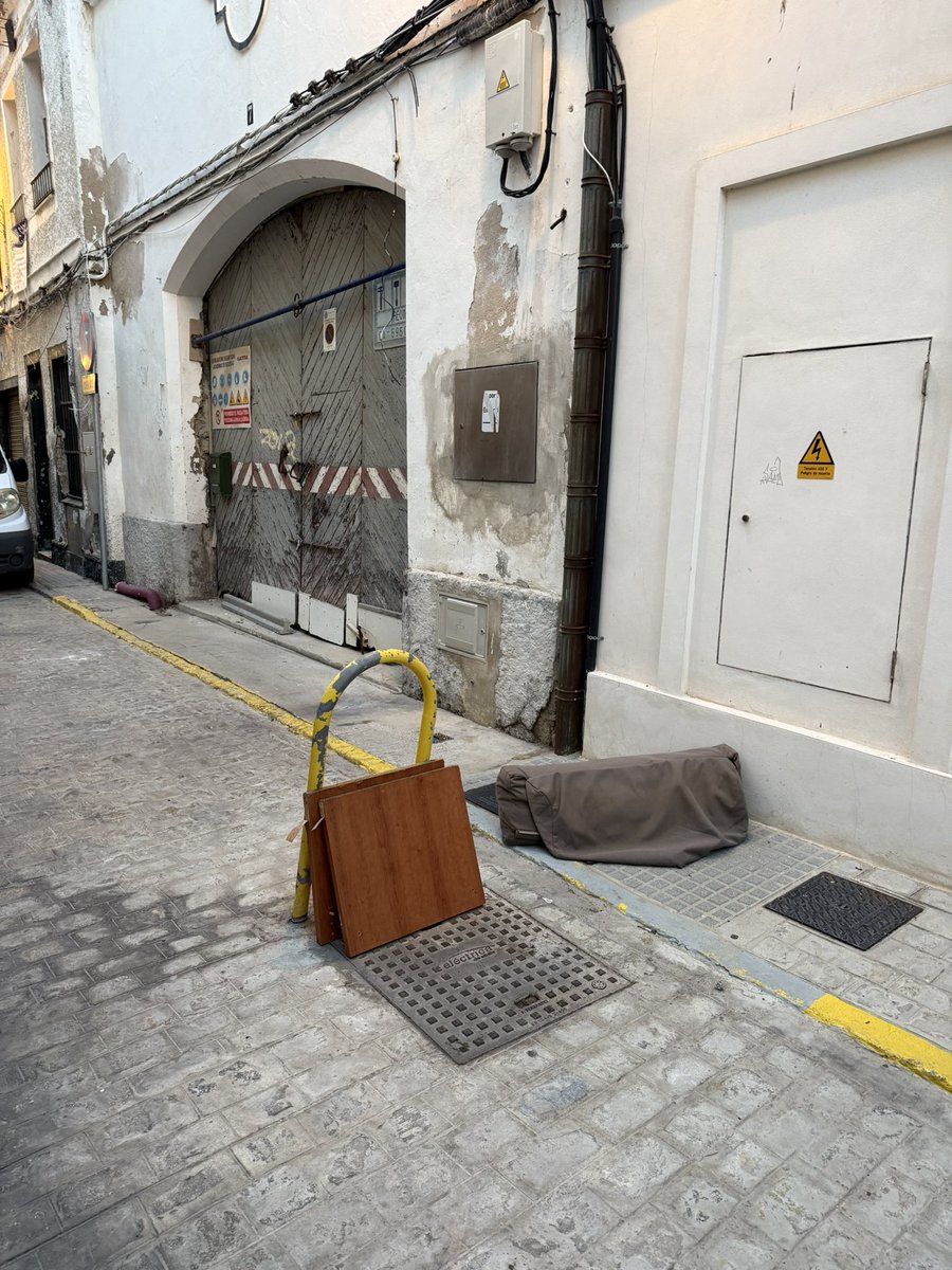 2 de diciembre y aún sigue esto en la calle bolivia desde el pasado jueves 27 de noviembre… al menos los cojines le habrán servido a alguna persona sin hogar. Puesta incidencia en “línea verde” <a href="/Cadiz_es/">Ayuntamiento de Cádiz</a> <a href="/ddelacruz7/">David de la Cruz 🇵🇸</a> <a href="/AIGaditana/">Adelante Izquierda Gaditana</a> <a href="/jctbcdz/">José Carlos Teruel</a>