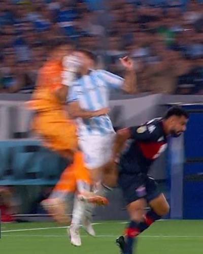 GerGarciaGrova's tweet image. 🚨{EXCLUSIVO} La explicación del cuerpo arbitral de NO PENAL de Zenobio a Conechny

📍Manifiestan que el arquero de #Tigre toca el balón antes de impactar al delantero de #Racing.

📌Agregan que dicha imagen se observa en la cámara opuesta a la ubicación del cuarto árbitro.