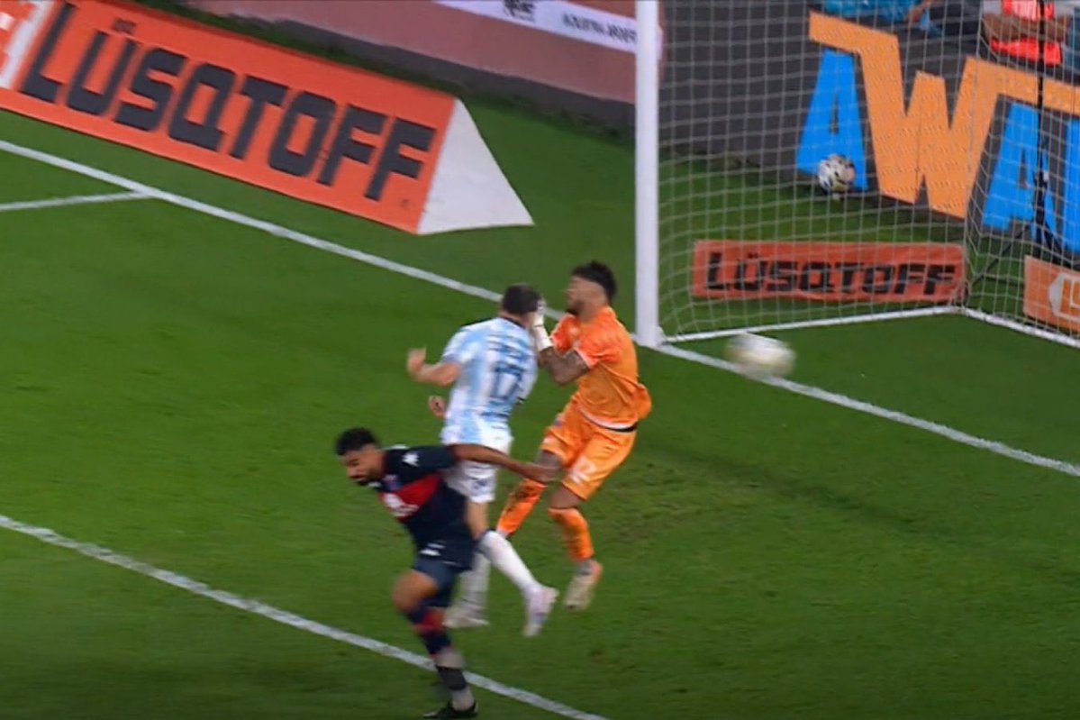 GerGarciaGrova's tweet image. 🚨{EXCLUSIVO} La explicación del cuerpo arbitral de NO PENAL de Zenobio a Conechny

📍Manifiestan que el arquero de #Tigre toca el balón antes de impactar al delantero de #Racing.

📌Agregan que dicha imagen se observa en la cámara opuesta a la ubicación del cuarto árbitro.