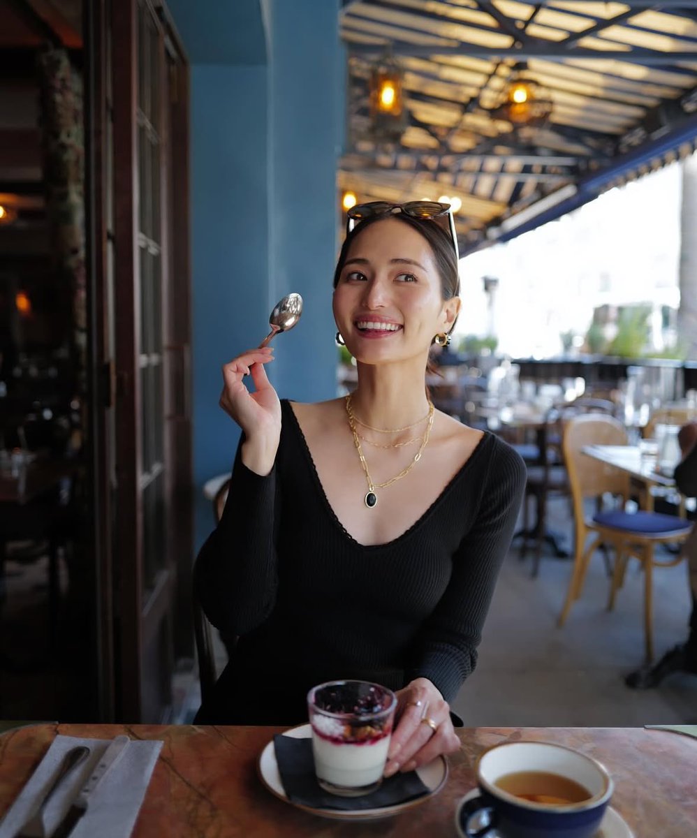 n08368445's tweet image. 琴子さんって余るくらいジュエリーもバッグも持っていると思うんだけど、それらをTPOに合わせて適度に組み合わせて、着こなしている部分が本当のお嬢様だなと思う🕊️♡ あと表情が豊かで可愛すぎる🫧