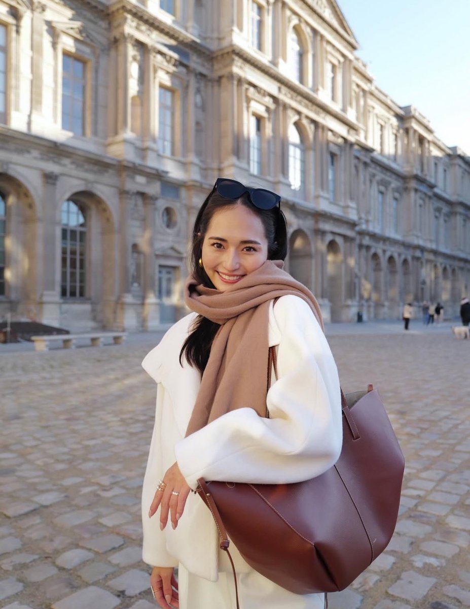 n08368445's tweet image. 琴子さんって余るくらいジュエリーもバッグも持っていると思うんだけど、それらをTPOに合わせて適度に組み合わせて、着こなしている部分が本当のお嬢様だなと思う🕊️♡ あと表情が豊かで可愛すぎる🫧