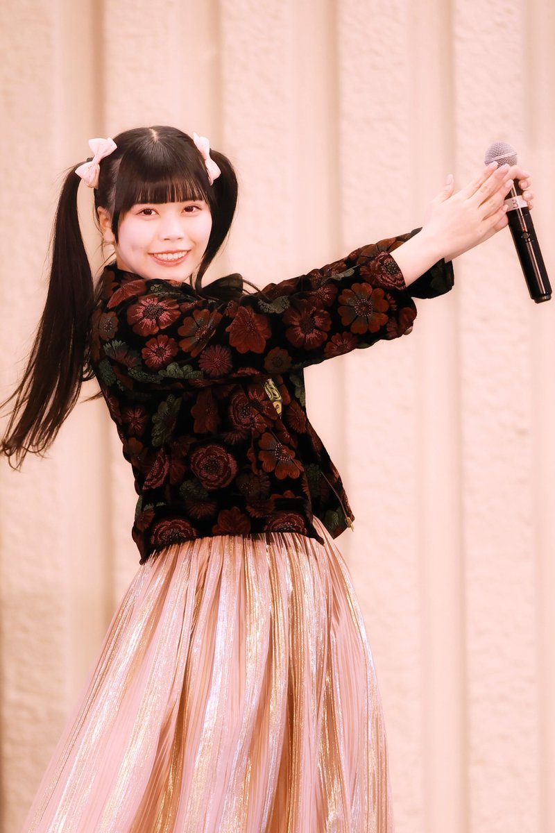 ニコニコしながらファインダー覗いてたよ #鳴宮かなた（@kanata_benjas