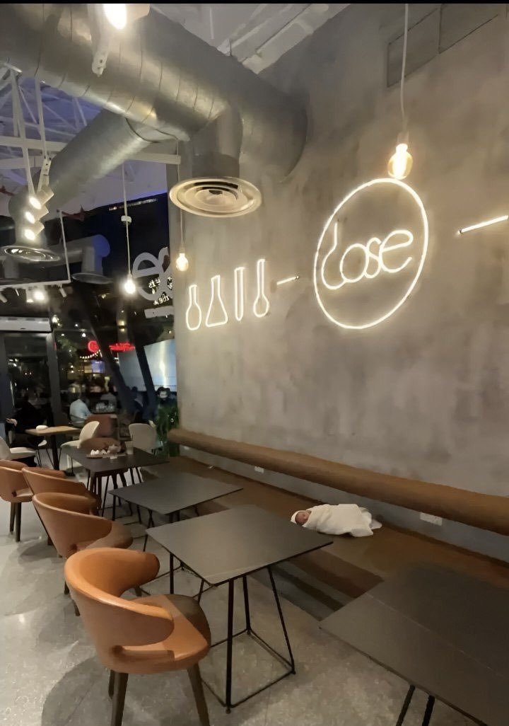 انت متخيل بان هذا المشهد في السعودية 

ما سبب هذا ....؟؟؟؟