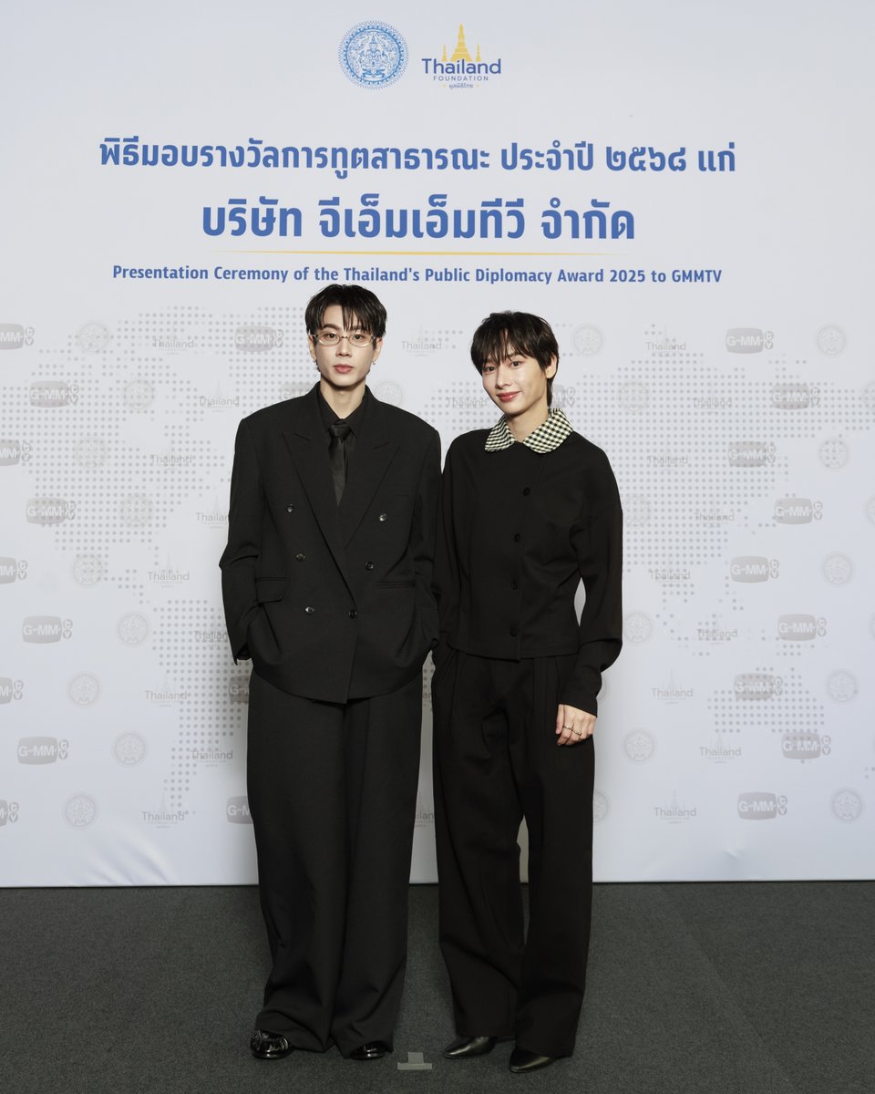 GMMTV's tweet image. ผู้บริหารและศิลปิน GMMTV เข้าร่วมงานรับรางวัล “การทูตสาธารณะ” ประจำปี 2568 ณ กระทรวงการต่างประเทศ 

โดยมี “คุณบุษบา ดาวเรือง” ประธานเจ้าหน้าที่บริหารกลุ่ม บริษัท จีเอ็มเอ็ม แกรมมี่ จำกัด (มหาชน) “คุณถกลเกียรติ วีรวรรณ” ประธานเจ้าหน้าที่บริหารกลุ่มบมจ. เดอะ วัน เอ็นเตอร์ไพรส์…