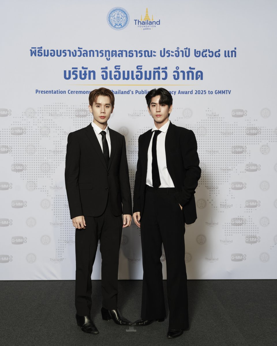 GMMTV's tweet image. ผู้บริหารและศิลปิน GMMTV เข้าร่วมงานรับรางวัล “การทูตสาธารณะ” ประจำปี 2568 ณ กระทรวงการต่างประเทศ 

โดยมี “คุณบุษบา ดาวเรือง” ประธานเจ้าหน้าที่บริหารกลุ่ม บริษัท จีเอ็มเอ็ม แกรมมี่ จำกัด (มหาชน) “คุณถกลเกียรติ วีรวรรณ” ประธานเจ้าหน้าที่บริหารกลุ่มบมจ. เดอะ วัน เอ็นเตอร์ไพรส์…