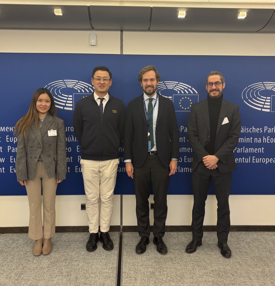 Un proyecto de futuro para Aragón.

La gigafactoría de baterías de <a href="/StellantisES/">Stellantis España</a> y <a href="/catl_official/">CATL</a> representa una gran oportunidad en materia de innovación, nuevas tecnologías y creación de empleo.

Va a transformar la economía de nuestra Comunidad y consolidará a Aragón como un