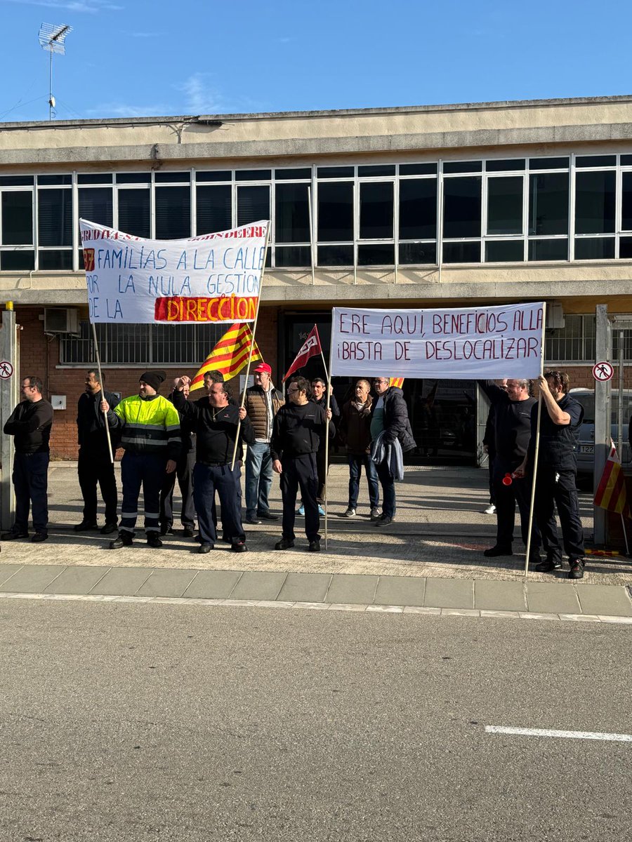 📢 La plantilla de Grudiva està concentrada a les portes de l'empresa per denunciar el desmantellament de la planta de Granollers‼️
Els treballadors es planten després que l'empresa hagi començat a desmuntar la maquinària d'una de les dues factories que té a la capital vallesana.