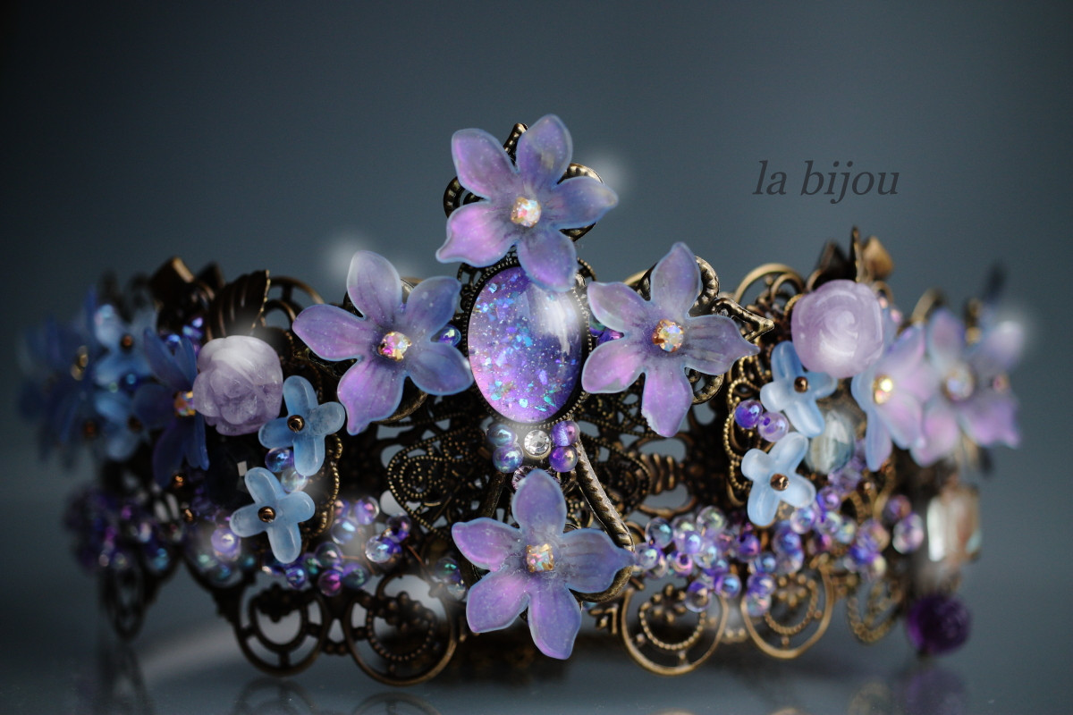 #物語のワンシーンを切り取って 
幻想世界の中を漂う、夢のような装飾品たち。
そんな物語を思い描きながら制作しています。