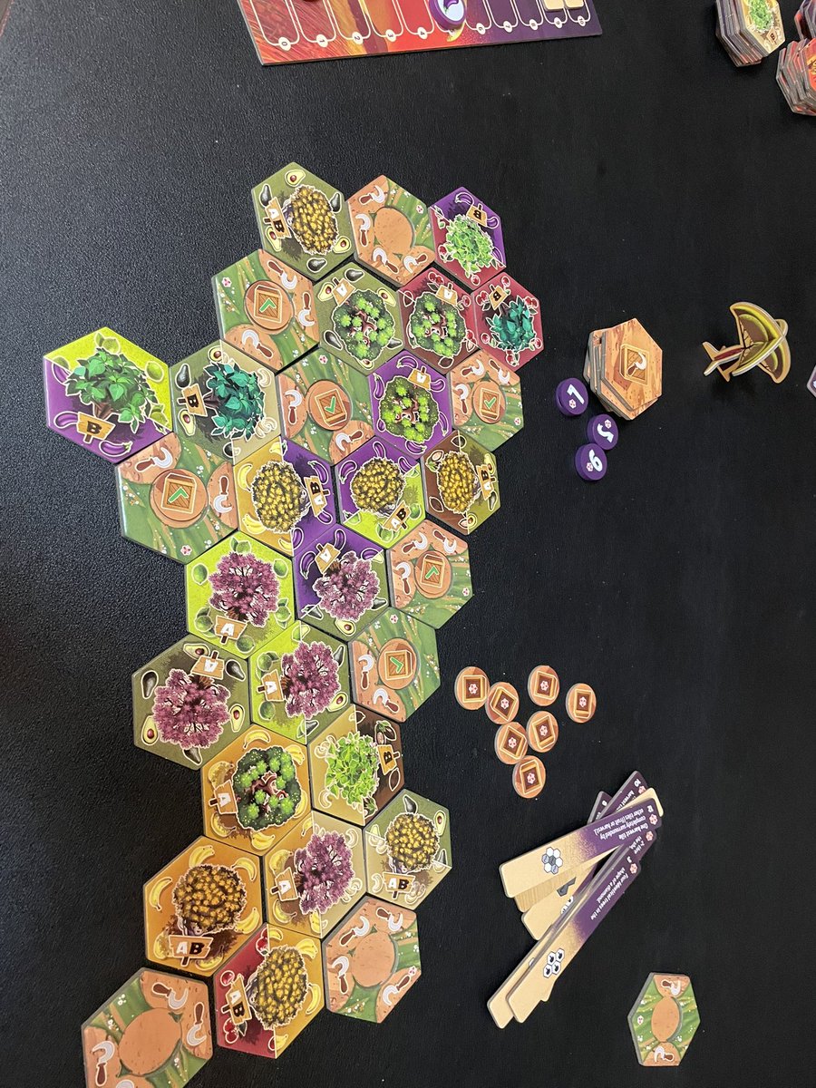 クリック　ア　ツリー。ウヴェさんのエッセン新作。7つの組合せからタイルを取って自分の場所に配置するゲーム。目標を達成して勝つための条件を緩和するかリソースを集めて条件を満たすかのバランスが悩ましい。やること簡単、考えること沢山の僕好みのゲーム。いつか買えたら買う。