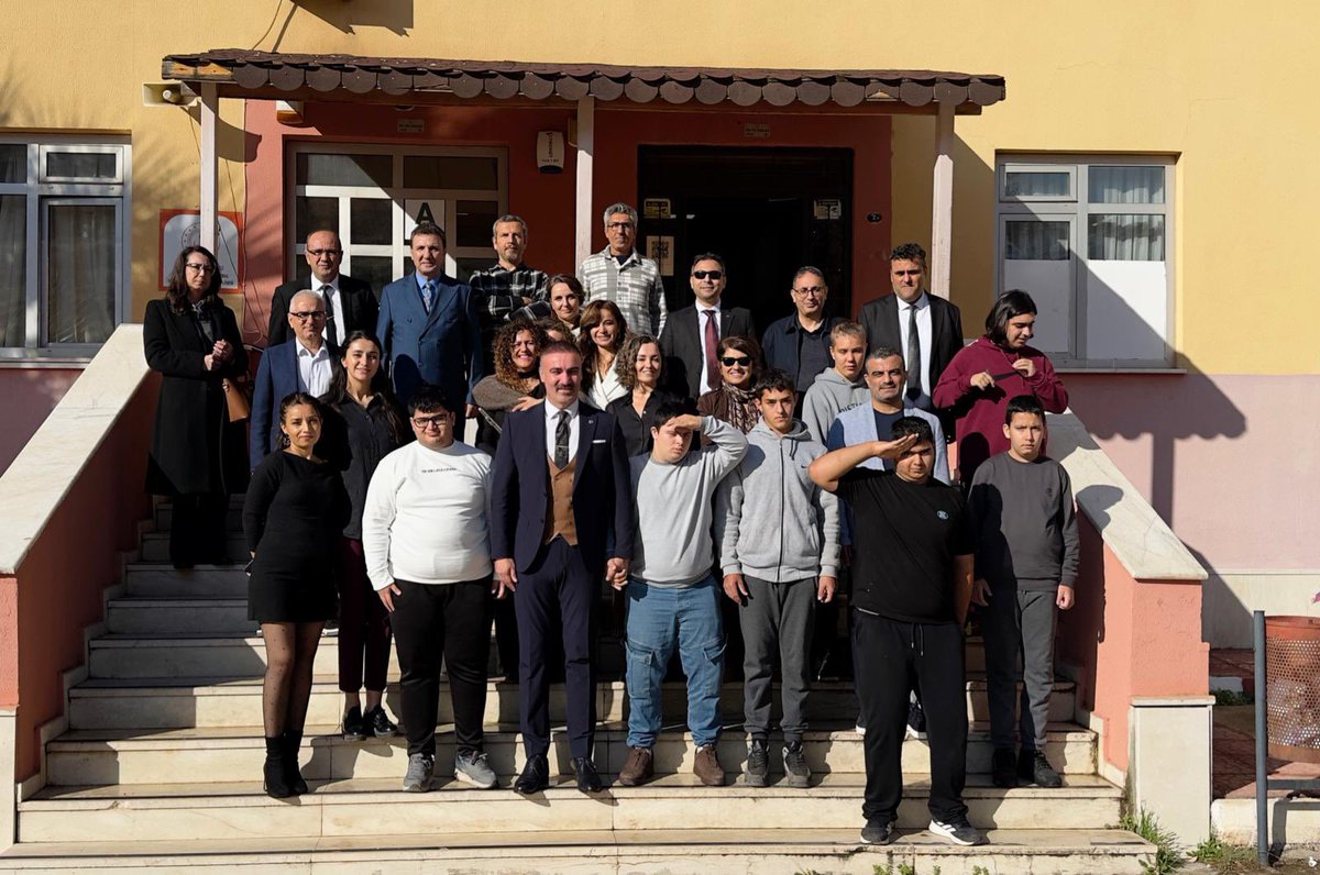 İlçe Millî Eğitim Müdürümüz Yüksel Yıldız ve Şube Müdürlerimiz, 3 Aralık Dünya Engelliler Günü kapsamında Borsa İstanbul Mesleki ve Teknik Anadolu Lisesinde öğretmen ve öğrenciler tarafından hazırlanan resim sergisini ziyaret ettiler. @Guzelbahcekay <a href="/izmir_ilmem/">İzmir İl Milli Eğitim Müdürlüğü</a> <a href="/yuselyildiz/">Yüksel YILDIZ</a>