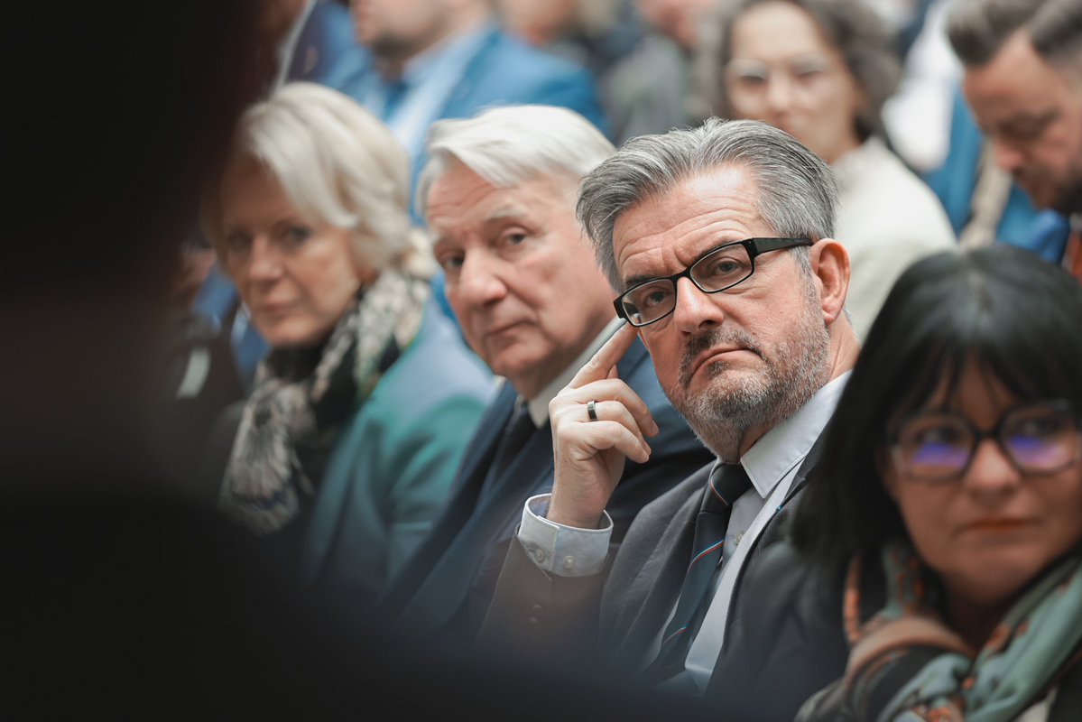 groupeRN_off's tweet image. Ce matin, lors de notre réunion de groupe, nous recevions Emma Vallain, collaboratrice parlementaire grièvement blessée lors de l’attaque survenue à Oléron il y a quelques semaines.

Son témoignage, digne et courageux face à cette épreuve, force le respect. Merci à elle.