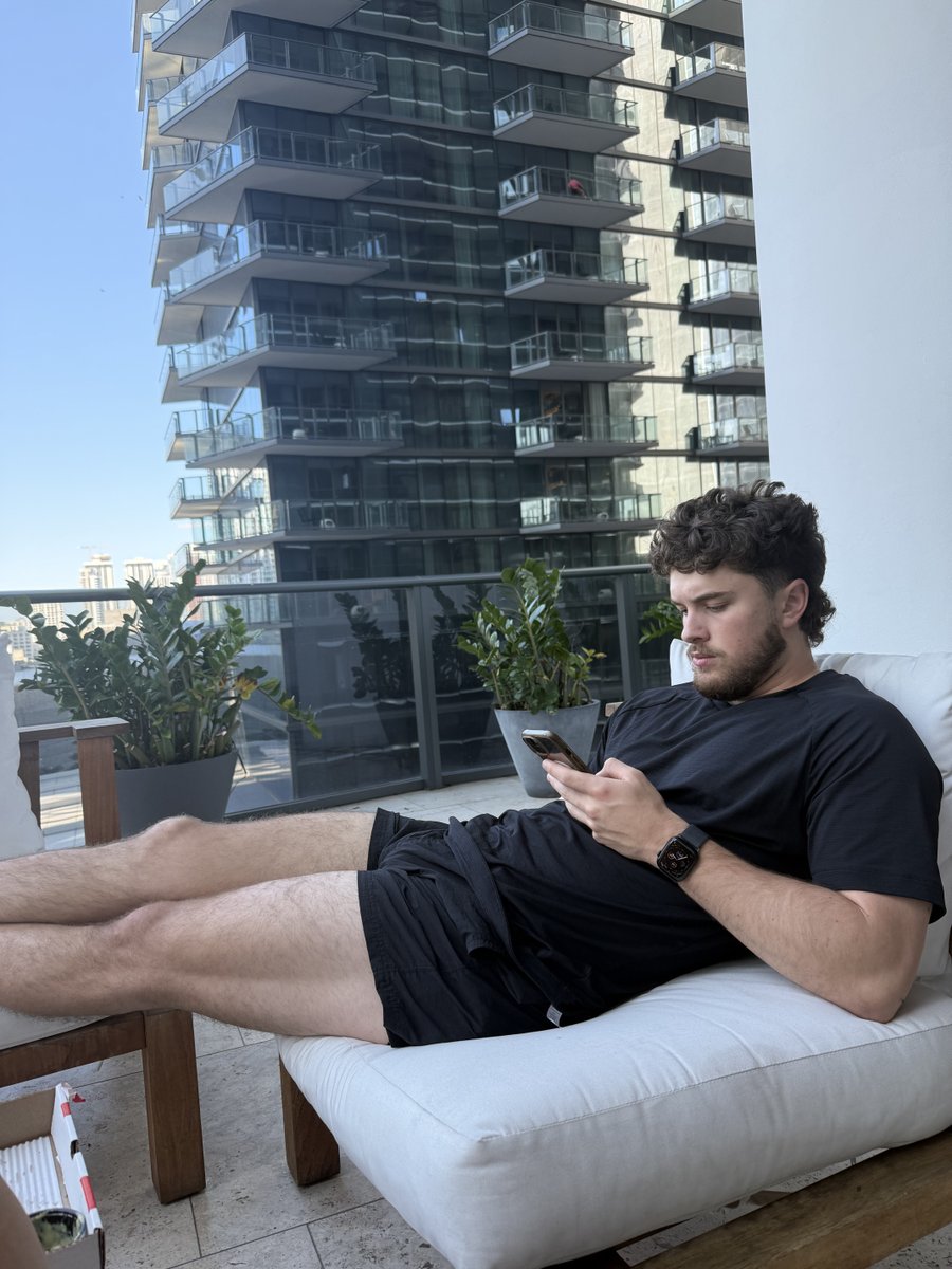 nicdisalle's tweet image. If I were lazy &amp;amp; wanted to make passive income...

I wouldn&apos;t build an AI agency
I wouldn&apos;t start dropshipping
I wouldn&apos;t invest in crypto

I&apos;d partner with big brands and resell them on Amazon.

Here&apos;s how you can do it (without even needing to touch the inventory):