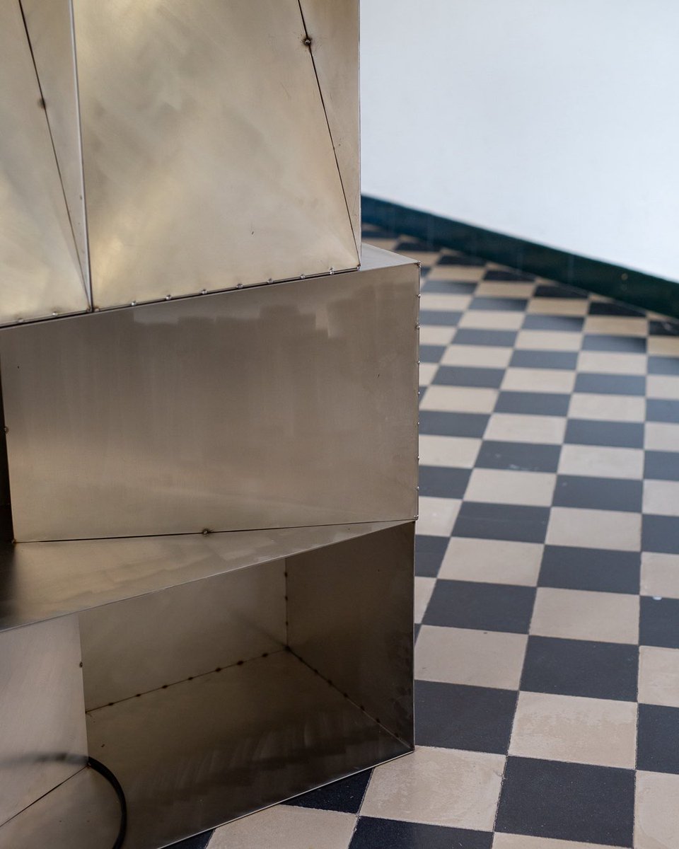 🔧 El montaje de «A tiempo para la espera» ya está en marcha.

La galería de la primera planta se adapta estos días para acoger esta exposición interactiva de Timsam Harding en un formato no convencional.

📅 Inauguración: jueves 4 de diciembre, 20.00 h.