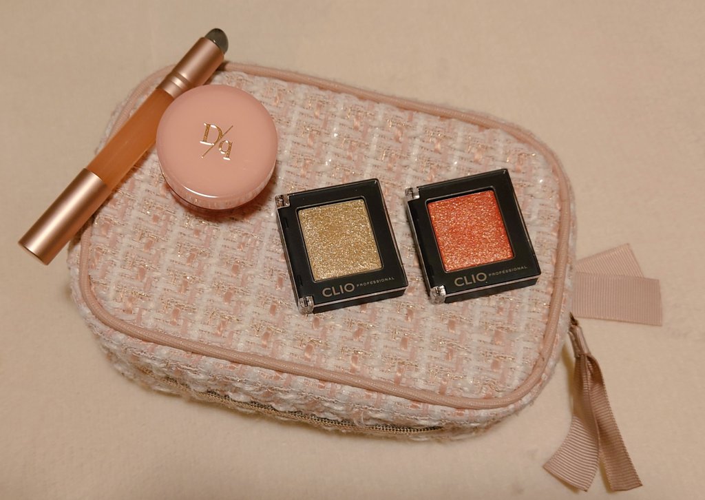 Pie_0124's tweet image. 今日は肌のメンテナンス✨

前に購入したCLIOのシングルアイシャドウ発色がよい

シリコンのリップブラシも今度使ってみよ！

ポーチはFrancfranc

#BCL　#CLIO #SHISEIDO　#デイジーク　#Francfranc