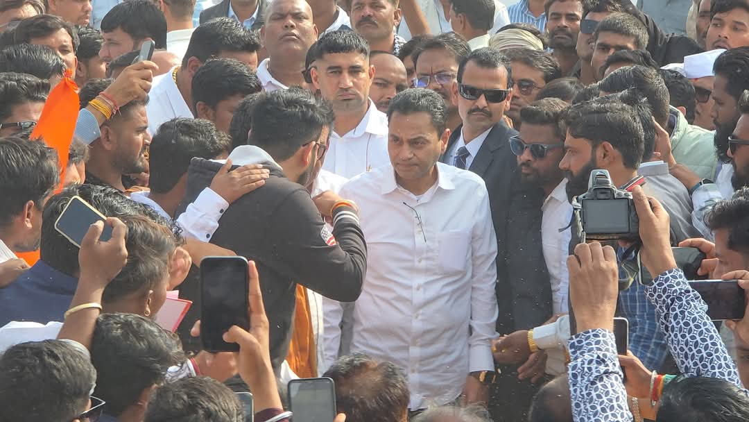 INCMP's tweet photo. सरकार ने किसानों से ₹2400 प्रति क्विंटल मक्का का समर्थन मूल्य देने का वादा किया था, लेकिन आज हालात ऐसे हैं कि किसानों का मक्का ₹1200 में छीना जा रहा है। यह किसानों के साथ खुली लूट है।

किसानों के साथ इस कुठाराघात के विरोध में आज छिंदवाड़ा की कुसमेली मंडी में पूर्व सांसद श्री नकुल नाथ जी के नेतृत्व में आयोजित “किसान बचाओ आंदोलन” में बड़ी संख्या में किसानों ने अपने अधिकार की आवाज बुलंद की।