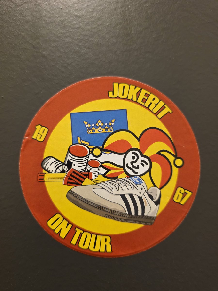 Nyt olisi kyllä oikein, että <a href="/JaniKarkkainen/">Jani Kärkkäinen</a> saisi jonkun pikku luunapin. Se että käy kerran landella ja liimailee näitä vessoihin, ei ole hyväksi siivouksella eikä terveydelle. Sovitaanko Jani että lopetat nää hommat heti?