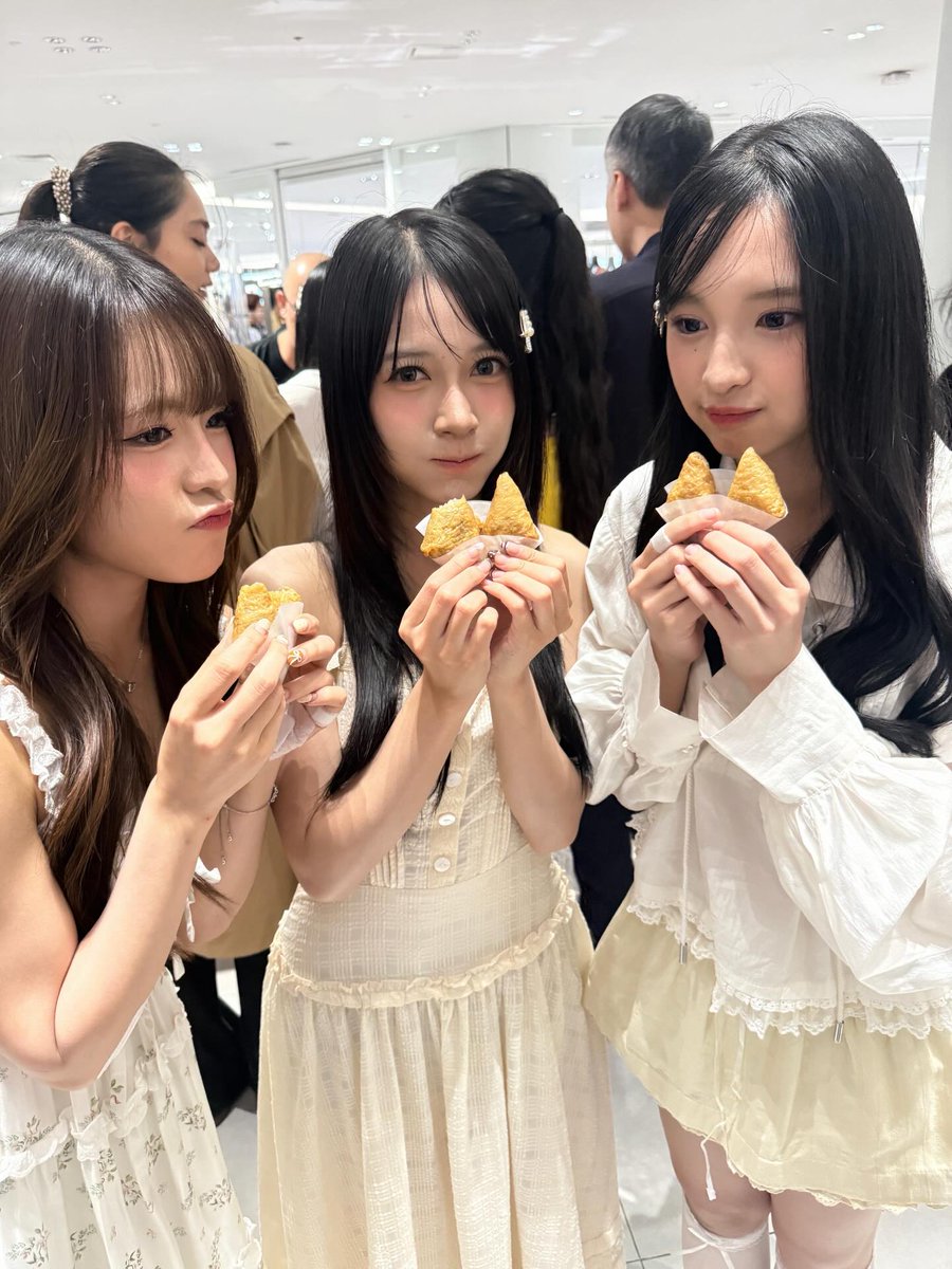 りんりん様パネル☆ポメちゃんバンド☆ ハンカチ受付 📸 IG Post ](2) #Mitr w/ #JanryBNK48 #ArleeBNK48 #LuksornBNK48