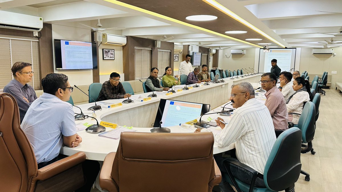 કલેક્ટરશ્રી મિહિર પટેલના અધ્યક્ષસ્થાને જિલ્લા સ્ટીયરીંગ મોનિટરીંગ કમિટીની બેઠક યોજી પી.એમ.પોષણ યોજના, મધ્યાહ્ન/તિથિ ભોજન, દૂધ સંજીવની યોજનાની કામગીરીની માસવાર પ્રગતિ, બાળકોને ગુણવત્તાયુક્ત આહાર આપવા બાબતની સમીક્ષા કરી આવશ્યક સૂચન કરવામાં આવ્યા. <a href="/CMOGuj/">CMO Gujarat</a>