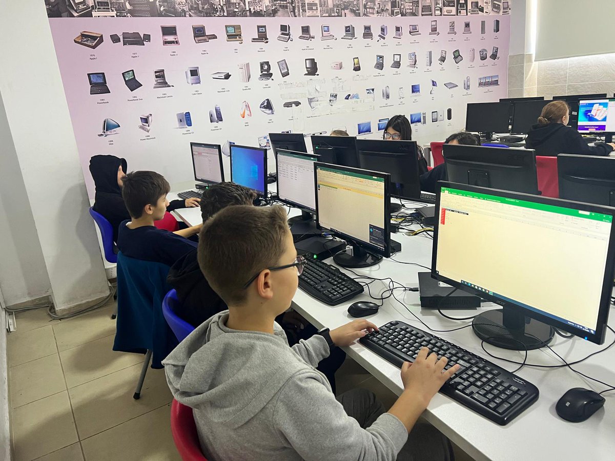 BKKutahyakampus's tweet image. #bahcesehirdebugün
Ortaokul kademesi öğrencilerimiz Kodlama ve robotik dersinde, Microsoft office Excell de tablo oluşturma, hücre birleştirme, hücre bölme, satır ve sütün oluşturma çalışmasını tamamladı. #kutahyabk #robotikkodlama