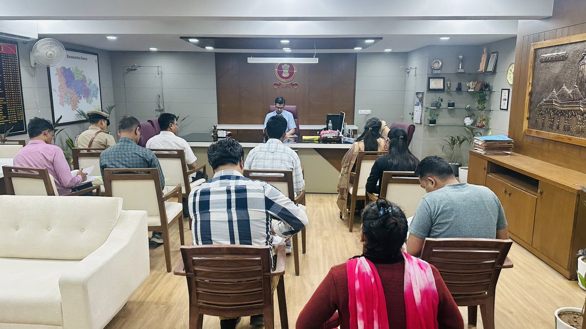 કલેકટરશ્રી મિહિર પટેલ દ્વારા મહિલા અને બાળ વિભાગ સંચાલિત નારી સંરક્ષણ કેન્દ્રની વ્યવસ્થાપક સમિતિની બેઠક યોજી કેન્દ્રના પ્રશ્નો બાબતે સબંધિત તમામને માર્ગદર્શક સૂચન કરવામાં આવ્યા હતા. <a href="/CMOGuj/">CMO Gujarat</a>