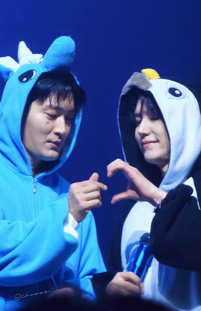 Chawooo00's tweet photo. 🦄🐧
20251130 SUPER SHOW 10 in BKK
#시원 #SIWON #SUPERJUNIOR
#규현 #KYUHYUN #슈퍼주니어 https://t.co/odoreEBIXu