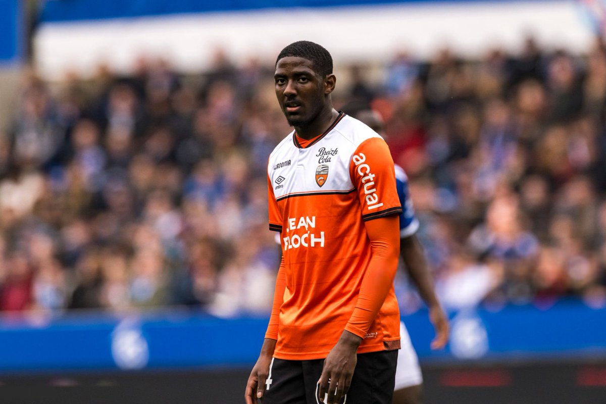 lnstantFoot's tweet image. 🚨 𝗟𝗔 𝗧𝗘𝗥𝗥𝗜𝗕𝗟𝗘 𝗛𝗜𝗦𝗧𝗢𝗜𝗥𝗘 𝗗𝗘 𝗔𝗬𝗠𝗔𝗡 𝗞𝗔𝗥𝗜 𝗤𝗨𝗜 𝗔 𝗠𝗜𝗦 𝗣𝗥𝗢𝗩𝗜𝗦𝗢𝗜𝗥𝗘𝗠𝗘𝗡𝗧 𝗙𝗜𝗡 𝗔̀ 𝗦𝗔 𝗖𝗔𝗥𝗥𝗜𝗘̀𝗥𝗘 𝗔̀ 𝟮𝟭 𝗔𝗡𝗦 !

Ses coéquipiers du centre de formation se heurtent à sa messagerie : pour eux, il est devenu INTROUVABLE.

"Il va…