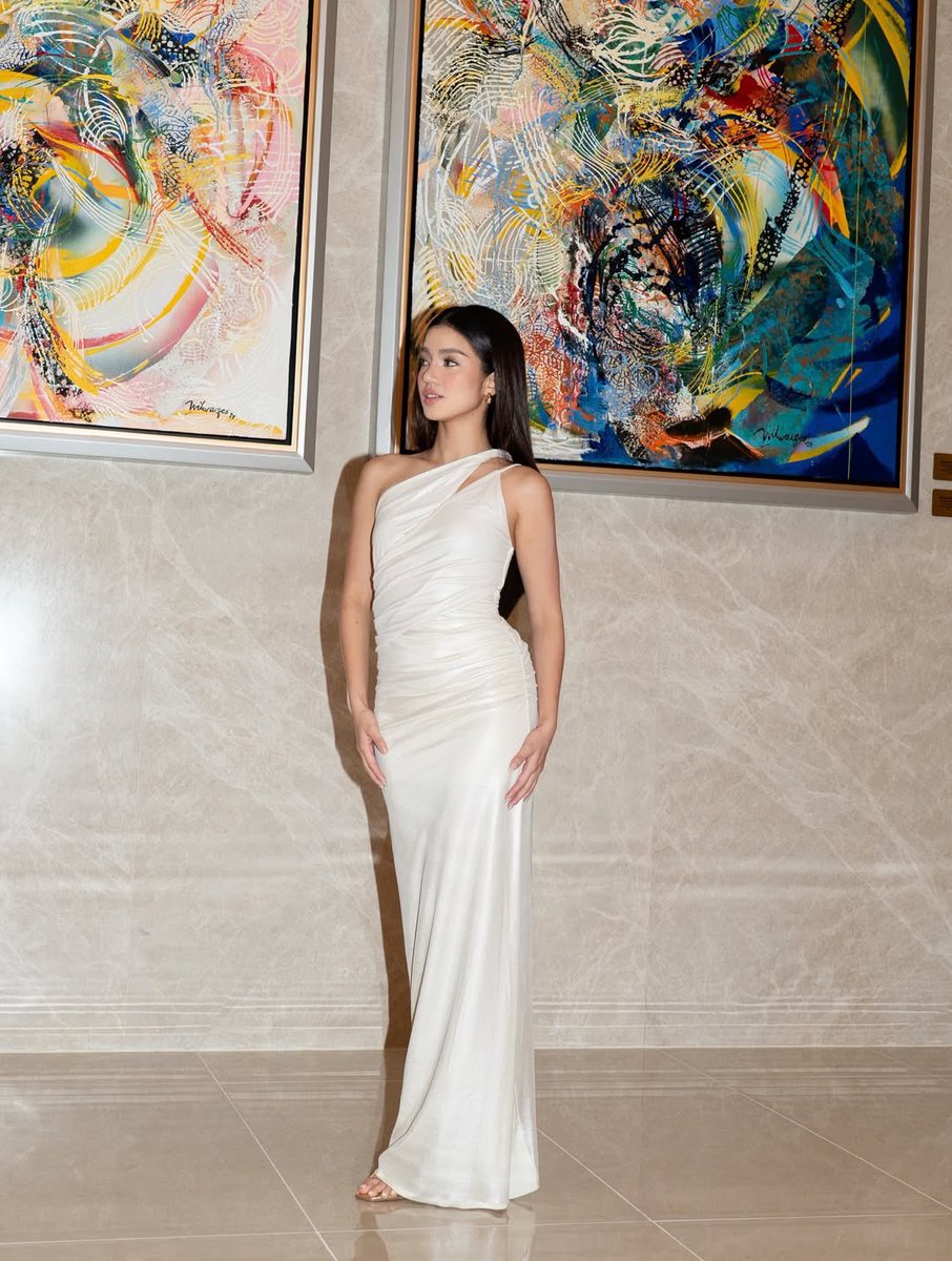 donbellechemy's tweet photo. art decorates the walls, but she’s the art that moves. 

#bellemariano @bellemariano02 https://t.co/IlwPt6pLhB