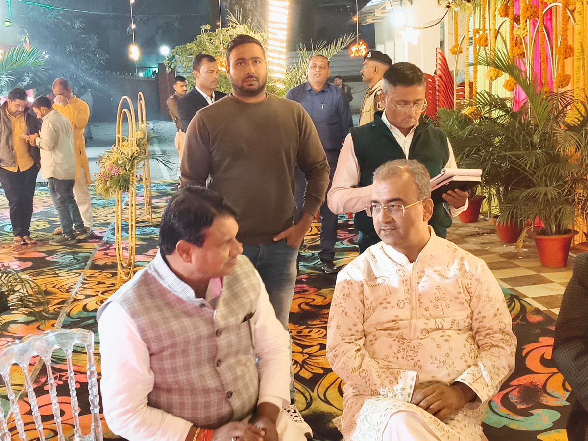 आज पटना में बिहार सरकार में स्वास्थ्य मंत्री आदरणीय श्री मंगल पाण्डेय जी से शिष्टाचार मुलाकात कर उन्हें नव दायित्व के लिए बधाई एवं शुभकामनाएं प्रेषित की।

इस दौरान सिमरी बख्तियारपुर विधानसभा क्षेत्र के स्वास्थ्य केंद्र व स्वास्थ्य उपकेंद्रों से जुड़े समस्याओं को लेकर विस्तृत