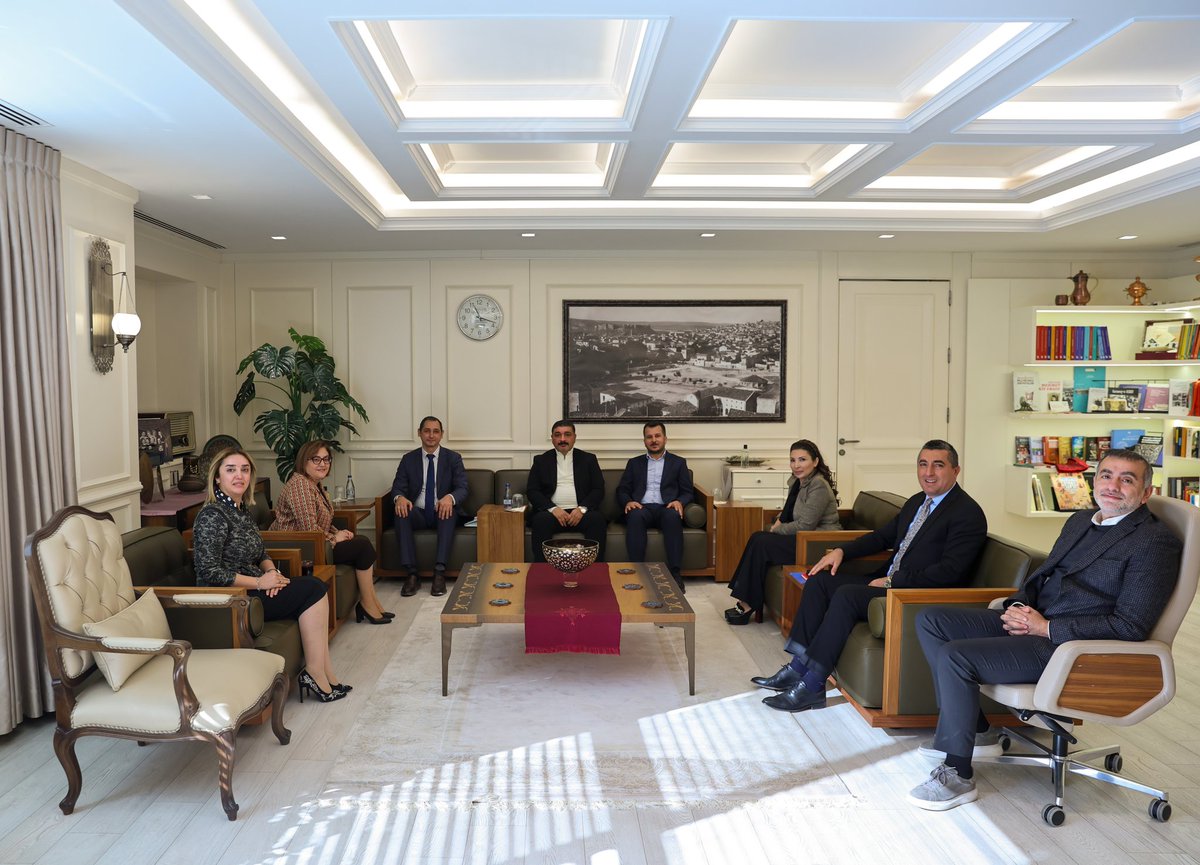 Depremi de atlattık, Covid’i de…
Sınır hattındaki savaşın gölgesini de, 15 Temmuz’un karanlık gecesini de…
Avrupa Ödülü’nün gururunu da dev projelerin açılış heyecanını da birlikte yaşadık.

Koca 25 yıla; mücadele, emek, dayanışma ve şehrimize duyduğumuz sevgi sığdı.

Ve şimdi