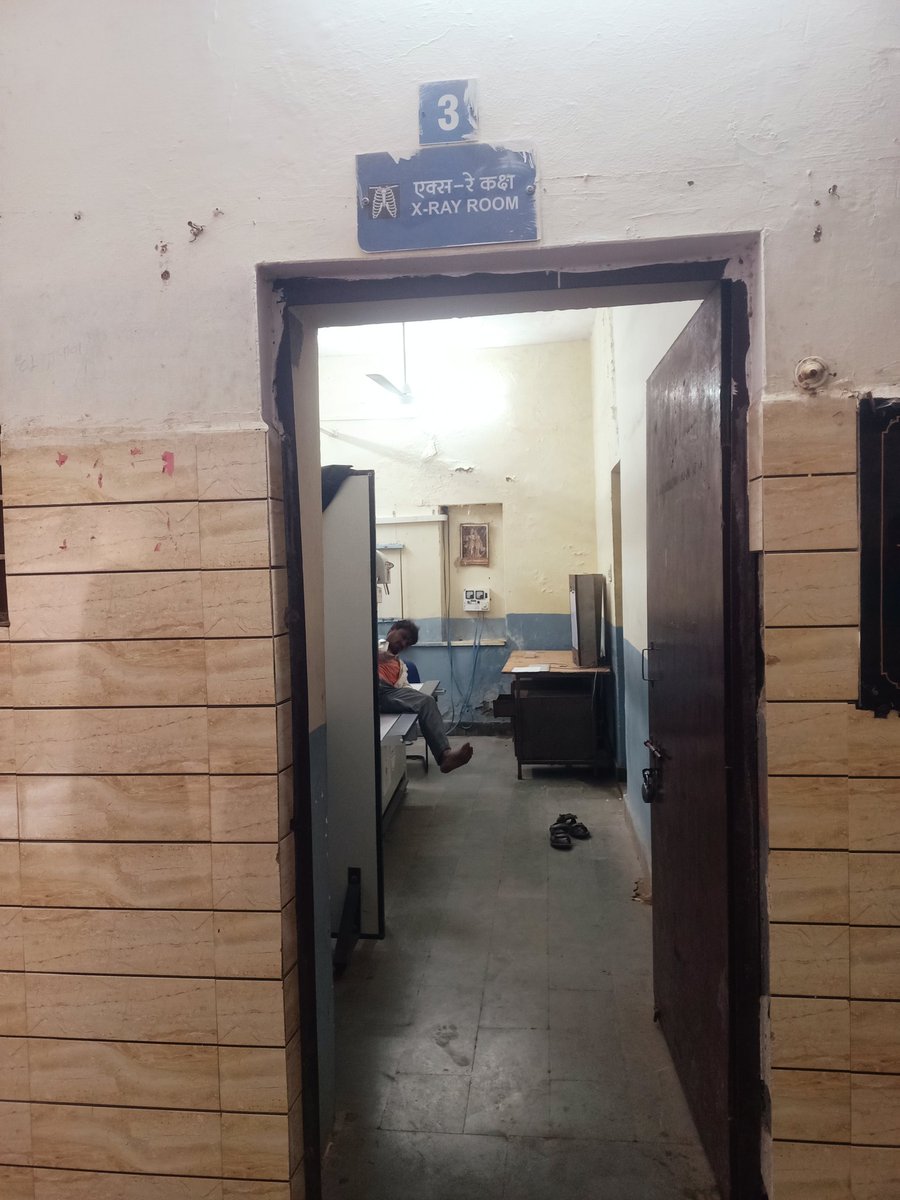 Deepakkush1998's tweet photo. धौलपुर ज़िले के मनिया हॉस्पिटल में  मरीजों को X-Ray की फ़िल्में नहीं मिल रही हैं
स्टाफ़ की तरफ़ से हर बार यही कहा जाता है  मोबाइल में फोटो ले लो
राजस्थान सरकार और स्वास्थ्य विभाग से निवेदन है कि इस गंभीर समस्या पर तुरंत कार्रवाई करें
#Rajasthan #Dholpur #HealthCare #PatientRights https://t.co/0laO86v0eJ