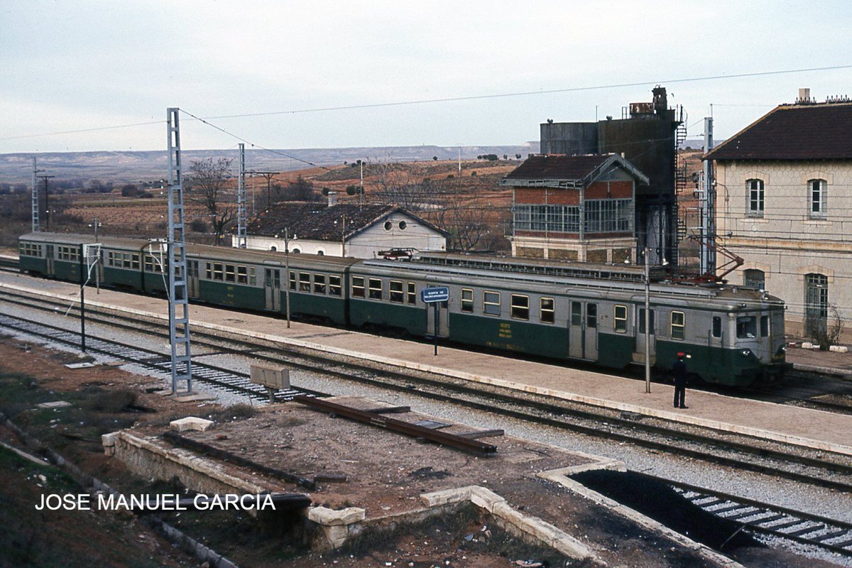 436 o Suiza en la estación de Huerta de Valdecarabanos  (Toledo) en 1981 foto de J.M. García #renfe #toledo #castillalamancha #ferrocarril #tren  #trenni #train