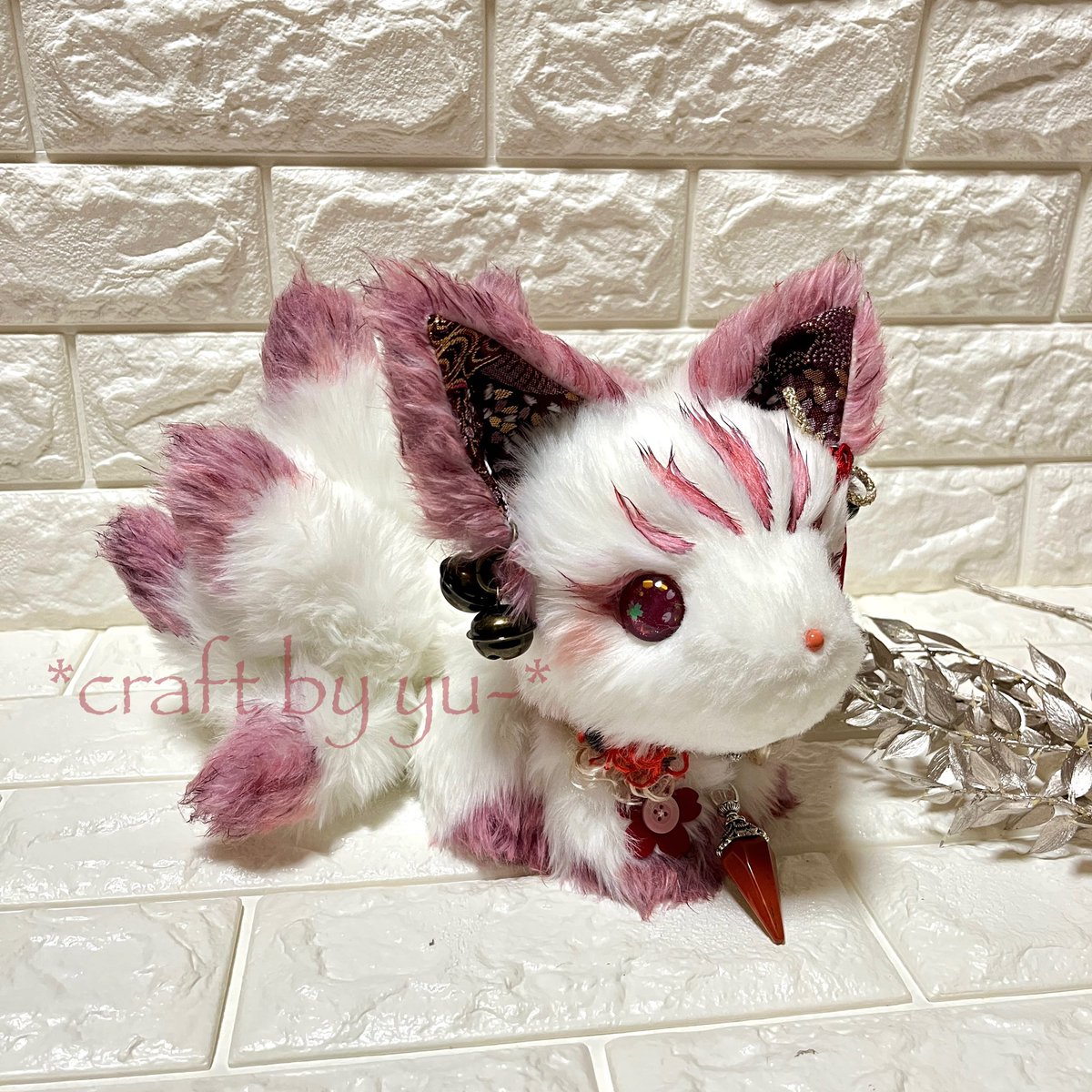 craft_by_yu's tweet image. やっとできた😊待望の？九尾の子が登場です！
何年も前から作りたいと言ってきたけど、やっと重い腰があがりました！試行錯誤して子供の九尾ちゃんにしました。尻尾にはワイヤーの骨を入れているので、1本ずつ角度とかも変えられます。毛先の微妙な色合いと鈍色猫さんのカボションアイがいい感じです✨