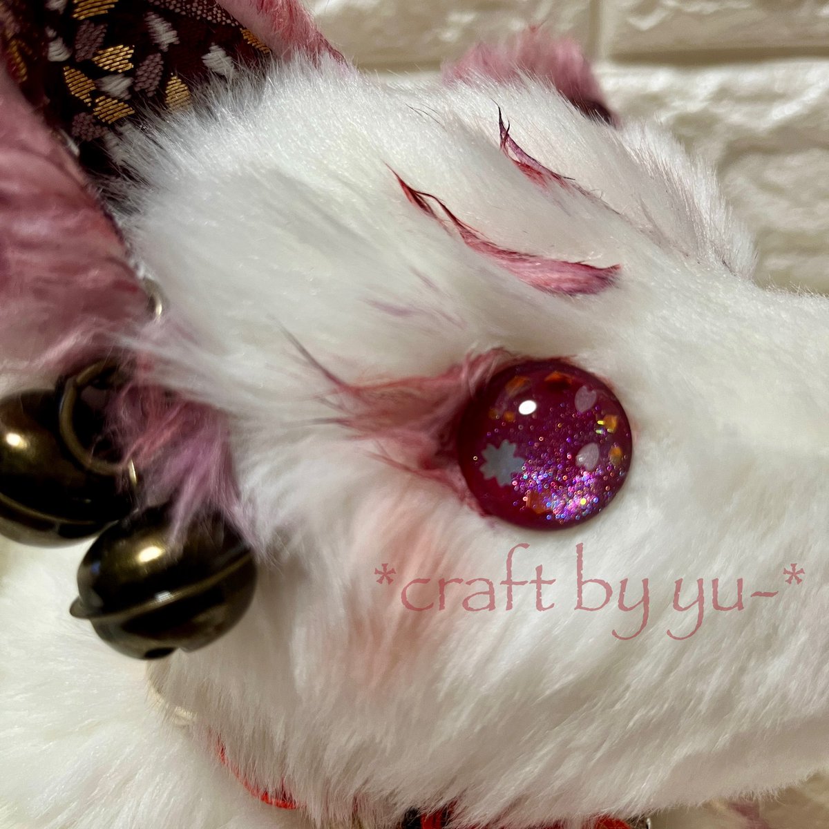 craft_by_yu's tweet image. やっとできた😊待望の？九尾の子が登場です！
何年も前から作りたいと言ってきたけど、やっと重い腰があがりました！試行錯誤して子供の九尾ちゃんにしました。尻尾にはワイヤーの骨を入れているので、1本ずつ角度とかも変えられます。毛先の微妙な色合いと鈍色猫さんのカボションアイがいい感じです✨