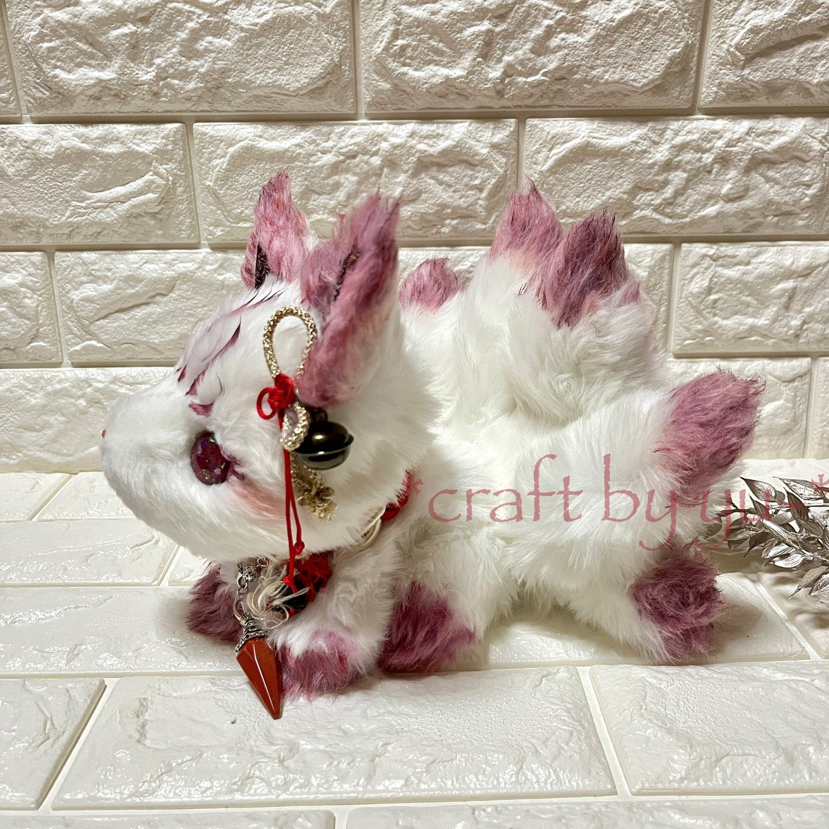 craft_by_yu's tweet image. やっとできた😊待望の？九尾の子が登場です！
何年も前から作りたいと言ってきたけど、やっと重い腰があがりました！試行錯誤して子供の九尾ちゃんにしました。尻尾にはワイヤーの骨を入れているので、1本ずつ角度とかも変えられます。毛先の微妙な色合いと鈍色猫さんのカボションアイがいい感じです✨