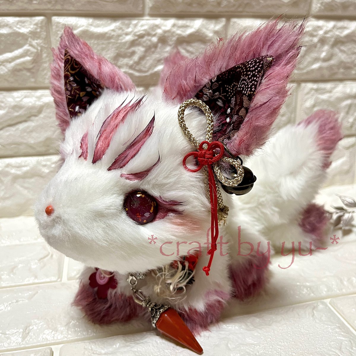 craft_by_yu's tweet image. やっとできた😊待望の？九尾の子が登場です！
何年も前から作りたいと言ってきたけど、やっと重い腰があがりました！試行錯誤して子供の九尾ちゃんにしました。尻尾にはワイヤーの骨を入れているので、1本ずつ角度とかも変えられます。毛先の微妙な色合いと鈍色猫さんのカボションアイがいい感じです✨