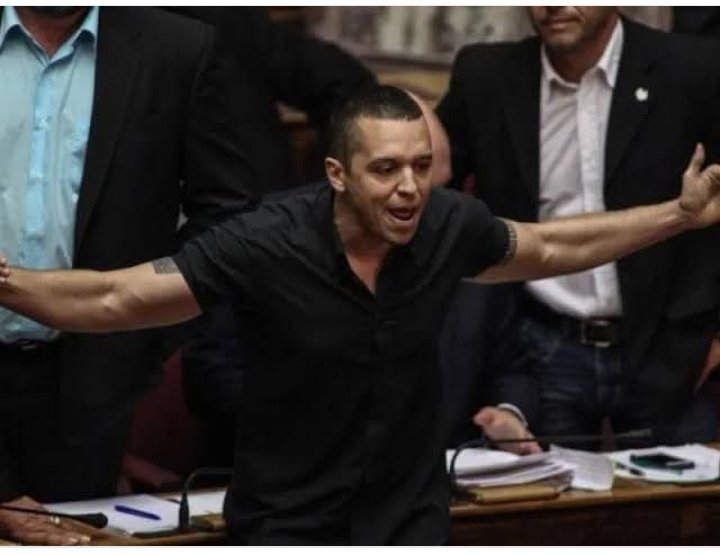 Despina54851711's tweet photo. Η Ελλάδα φλέγεται και δεν υπάρχει αντιπολίτευση...
Η μοναδική φωνή αντιπολίτευσης είναι παράνομα φυλακισμένη μέσα στον Δομοκό.
Τώρα ελπίζω να κατάλαβες 
ΡΑΓΙΑ γιατί τον έχουν ακόμα παράνομα φυλακισμένο.
#Μαζι_σου_Ηλια https://t.co/njB4q3fwUQ