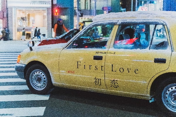 creative_i_p's tweet image. 【9時のアイデアインプット】
雪の積もるタクシーを都内で走らせる、Netflix『First Love 初恋』のプロモーション。 
ドラマの内容にリンクさせながら、まだ雪が降らないけど街が冬の装いになる時期に実施。
遠目からは「まさか初雪？」と思わせ、近付くとプロモーションとわかる絶妙な仕掛けです。