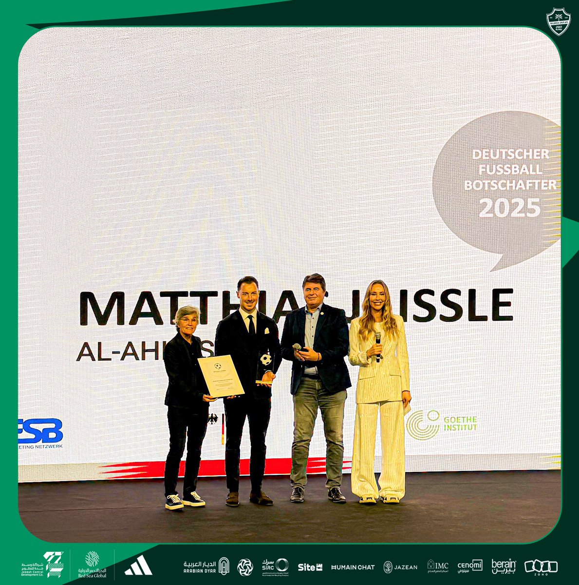 مدرب #الأهلي السيد ماتياس يايسله يحصد جائزة Deutscher Fußball Botschafter الألمانية، تقديرًا لإسهامه الرياضي العالمي خارج ألمانيا.
جائزة مستحقة لمدربنا،  وفخورين بهذا الإنجاز 💚💪