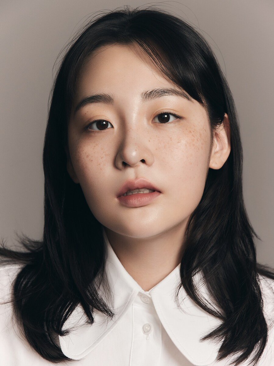 minhaupdates's tweet photo. A thread with post-interview Minha from #TyphoonFamily, happy reading! (2/2)

Q: "You garnered attention for your singing ability when you appeared in "Lee Youngji's Rainbow," and you've garnered even more attention for singing the OST for this drama. Do you plan on releasing an album in the future?"

🐻: “While filming the drama the director suddenly said, "I think it would be great if Taepoong and Miseon sang the OST." I thought it would be great too, so I sang "Eternity." The lyrics were beautiful, and I liked it. If enough people wanted to, I could release the song as a project. However, I'm cautious about venturing into other fields, so I think I need to think more carefully and hone my skills”.

Q: "You've been an actor for 10 years since your debut with "Yeah, That's How It Is" in 2016. How do you feel about that?"

🐻: “It seems like I've been consistently doing well. Looking back, I've worked very hard, appearing in many independent films and auditioning. There have been times when I've been hurt, cried, fallen, and gotten back up, but I've persevered, driven by my love for acting.”

#김민하 #KimMinHa