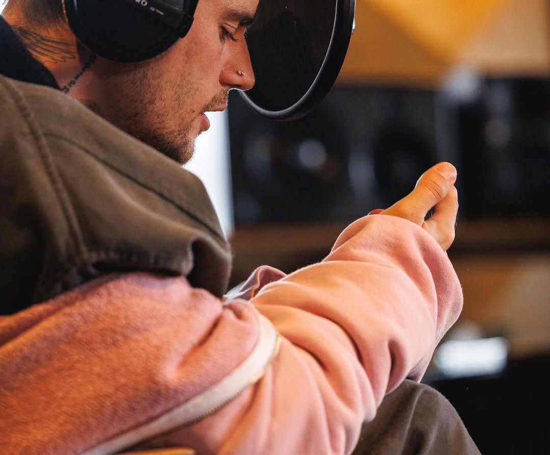 justindrewfiles's tweet image. Apple Music Daily Top 100 

Global:
#27(+2) - Mistletoe 
#39(+3) - DAISIES 
#88(+6) - YUKON 

US 
#38(+1) - Mistletoe