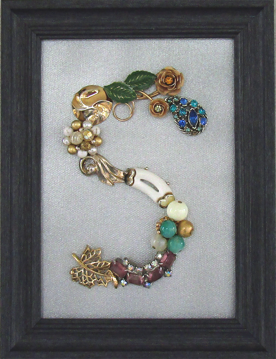 Carolyn40679267's tweet image. Framed Jewelry Art Letter S #Handcrafted #LetterArt #LetterS #OOAK #UniqueGift #MomSisGift #Collectible etsy.me/3K7Y3St via @Etsy