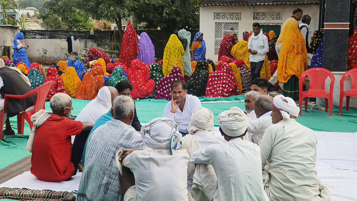 vishal_INC's tweet photo. #सपोटरा : गज्जूपुरा निवासी श्री हंसराज मीणा जी (फोरेस्टर) के पूजनीय पिताजी श्री रामखिलाड़ी मीणा जी के निधन उपरांत उनके निवास पर पहुंचकर शोक संतप्त परिजनों को शोक सनवेदनाएँ व्यक्त कर ढांढस बंधाया और श्रद्धाजंलि अर्पित की। #sapotara @RahulGandhi #Sapotra #करौली #karauli @SachinPilot @INCIndia @GovindDotasra @Sukhjinder_INC @Chiranjeev_INC @GhanshyamMahar_