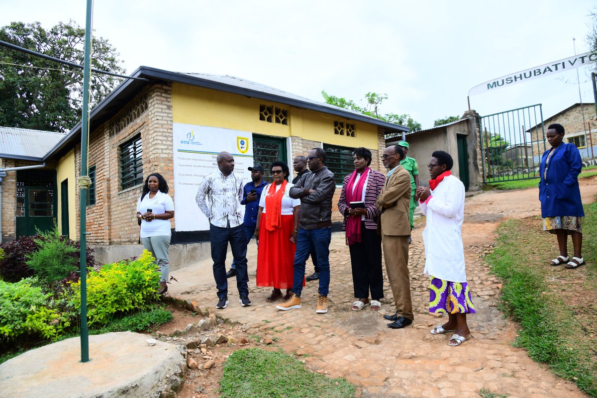 Muhangadis's tweet image. Uyu munsi, Abagize Inama Njyanama ya @Muhangadis  batangiye icyumweru cyahariwe Umujyanama n&apos;Umufatanyabikorwa bagamije kumenya ibibazo biri mu baturage no gutanga inama z&apos;uburyo bwo kubikemura no kurebera hamwe ishyirwamubikorwa ry&apos;imihigo y&apos;Umwaka wa 2025-2026.