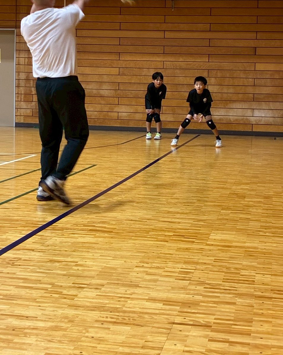 rubicks_iruma's tweet image. 本日は夜練習🏐
5年生の体験1名ご参加👍️
やはり5年生は身体ができあがっているせいか飲み込みが早い！ぜひご検討のほどよろしくお願いします🙇
そして高校時代の先輩が御来訪！そしてその御縁で東京の高校バレー界では知らない人はいないという先生もご参加👍️
賑やかな1日になりました✨