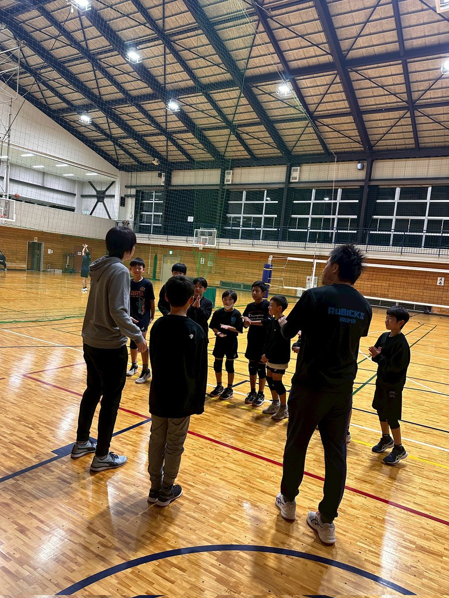 rubicks_iruma's tweet image. 本日は夜練習🏐
5年生の体験1名ご参加👍️
やはり5年生は身体ができあがっているせいか飲み込みが早い！ぜひご検討のほどよろしくお願いします🙇
そして高校時代の先輩が御来訪！そしてその御縁で東京の高校バレー界では知らない人はいないという先生もご参加👍️
賑やかな1日になりました✨